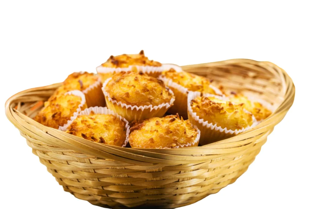 Cesta de vime repleta de queijadinhas, uma receita típica da festa junina.