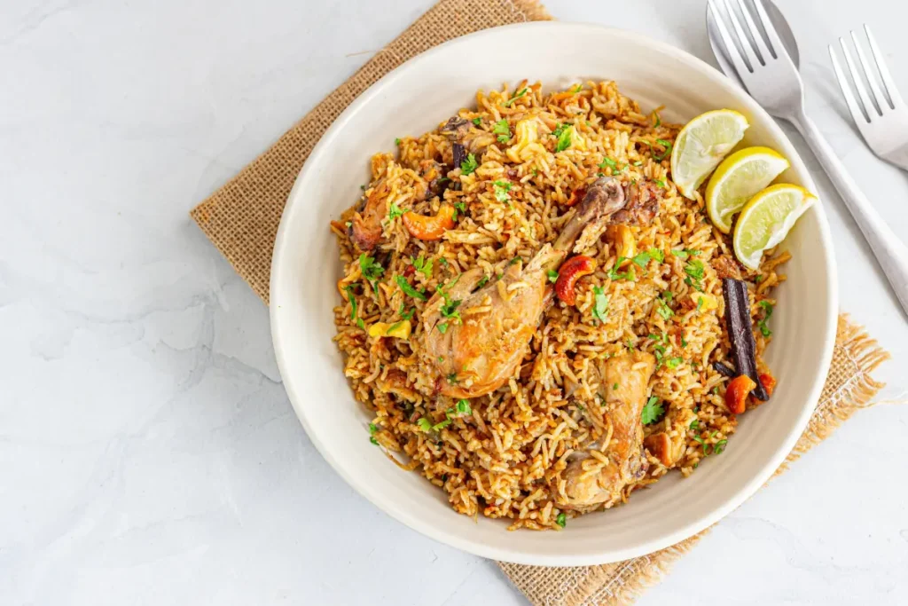 Prato de galinhada, uma receita de origem caipira.