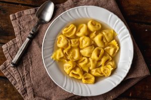 Veja como fazer sopa de capeletti