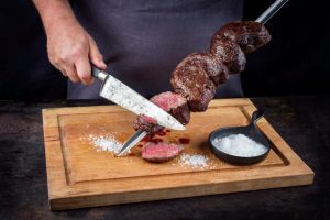 Destaque no preparo e no servir: a tábua de madeira para churrasco une tradição e funcionalidade no seu churrasco.
