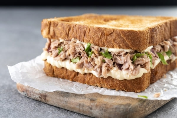 Sanduíche natural de atum com maionese e alface