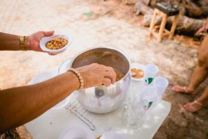 Prato típico da culinária nordestina brasileira com carne de sol, mandioca cozida, arroz, feijão e farofa, servido sobre uma mesa rústica de madeira.