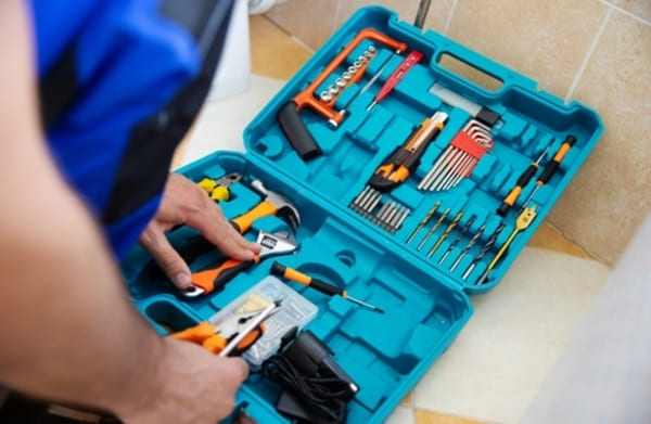 12 ideias de presentes de Natal para homens que nunca falham 12 Vista aproximada de uma caixa de ferramentas aberta, cheia de diversos instrumentos organizados em compartimentos.