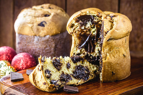 Panetone ou chocotone: entenda diferenças e saiba qual é mais saudável + receitas 3 Close-up de um chocotone trufado colocado sobre uma tábua de cortar.