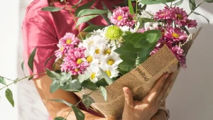 Home 1 buquê de flores para presentear.