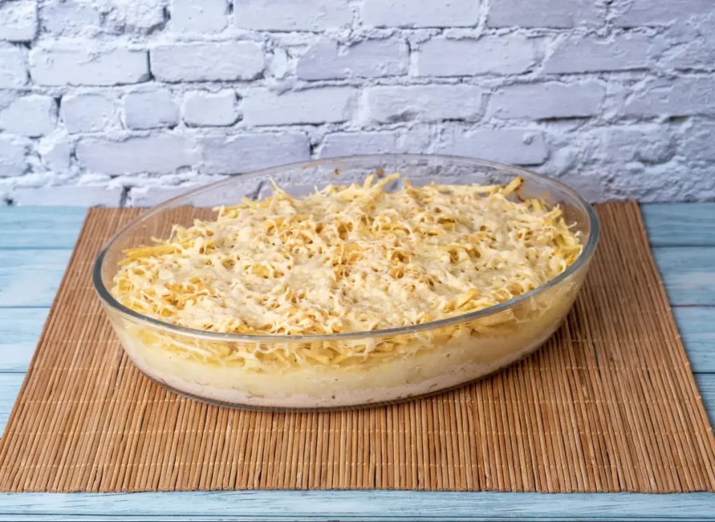 O que servir no almoço de Páscoa: 3 sugestões de cardápios completos para a família 1 Travessa de vidro com fricassê com queijo e batata palha, uma receita para o almoço de Páscoa.