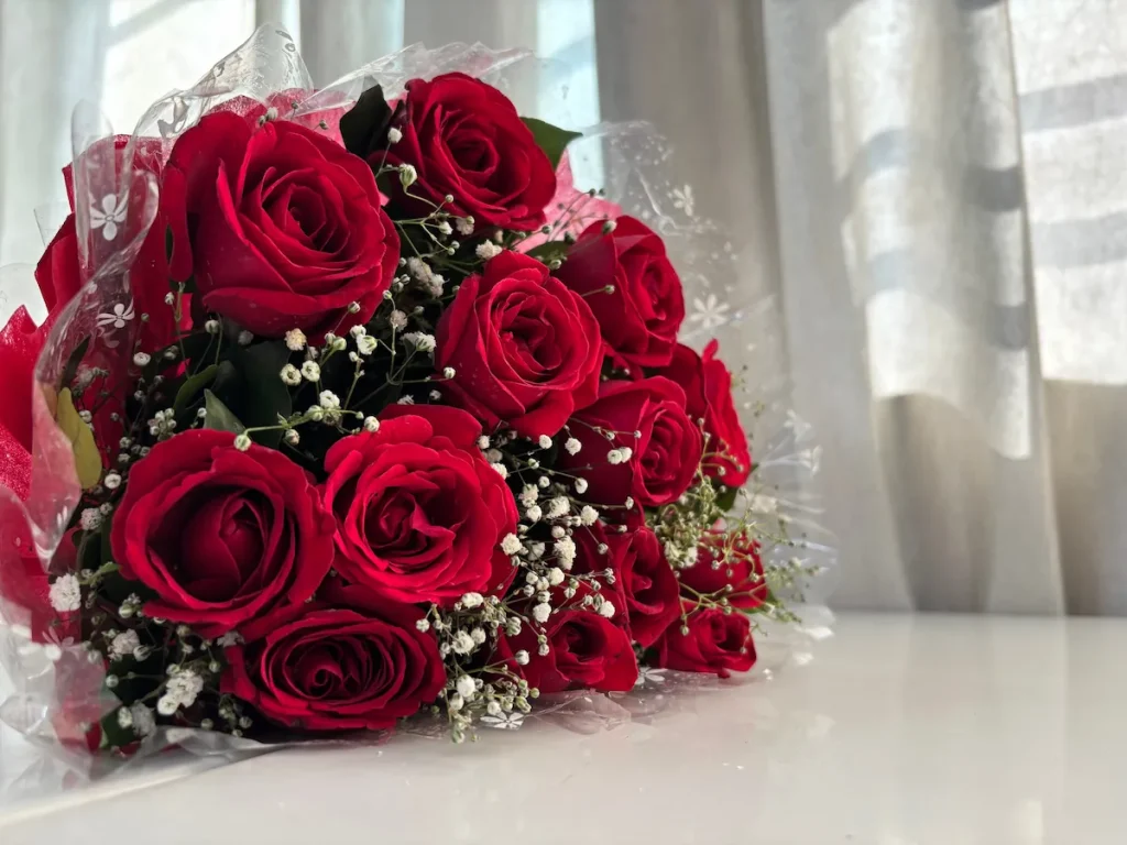 15 flores para presente: conheça tipos e significados para surpreender 17 Buquê de rosas para namoro.