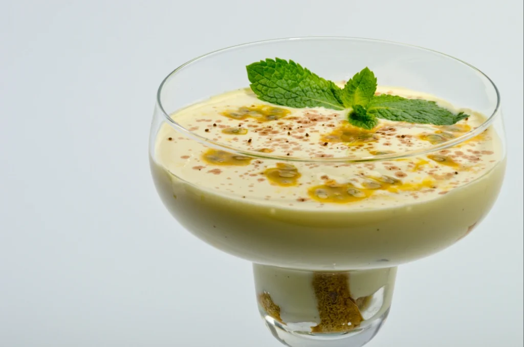 Mousse de maracuja com biscoitos