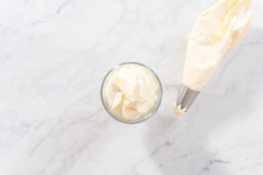 Mousse de maracujá com chantilly.