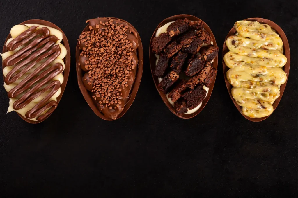 Vários ovos de Páscoa de colher com recheios coloridos diferentes.