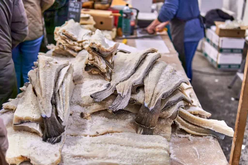  Pilha de bacalhau escalado em mercado.