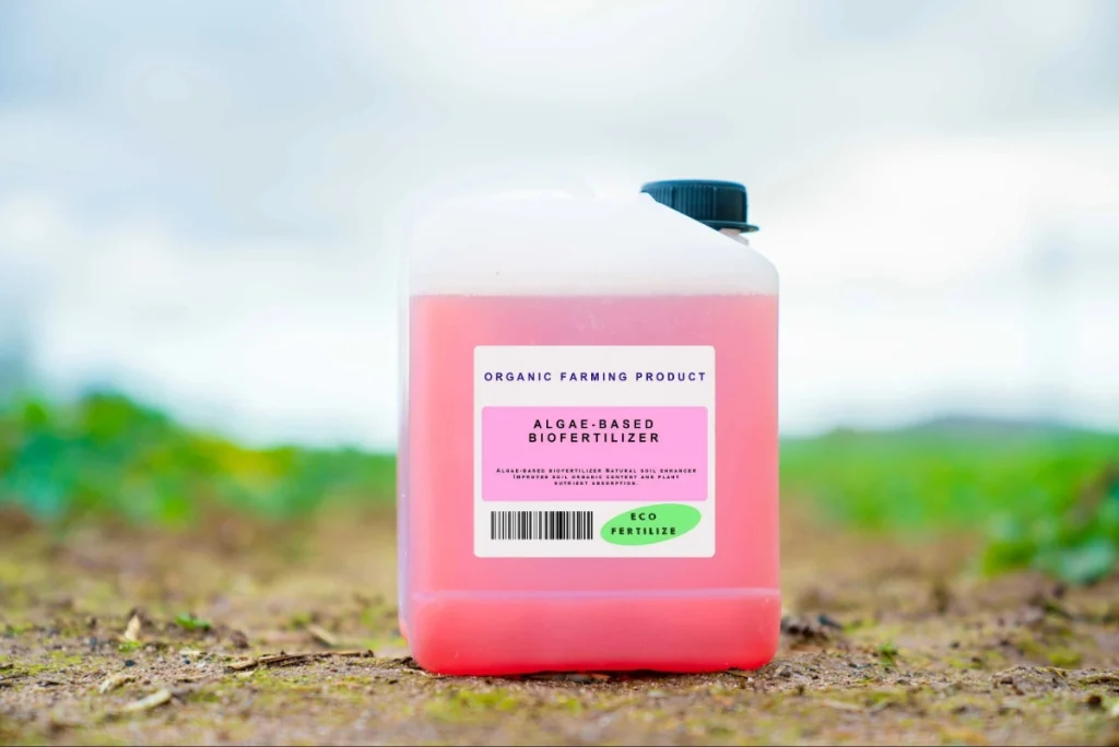 Galão de biofertilizante em lavoura, um dos tipos de fertilizantes especiais.