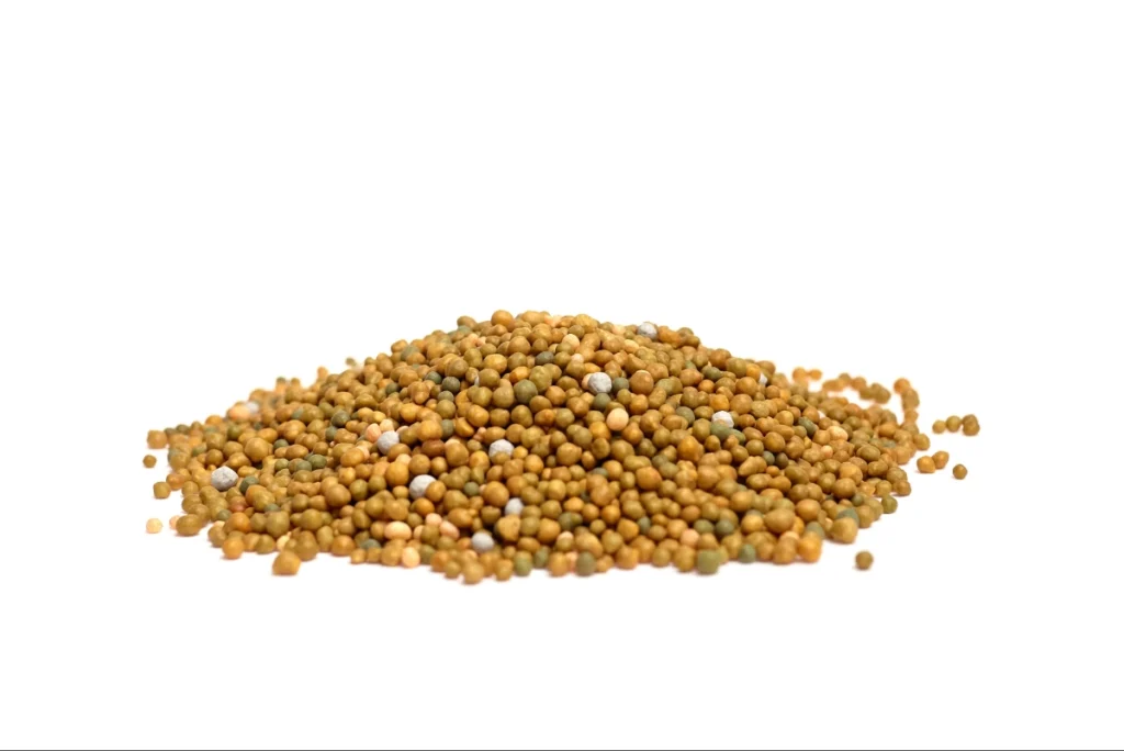Pilha de fertilizantes de liberação controlada de cor amarelada, um tipo de fertilizante especial.
