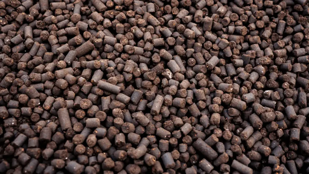 Pilha de fertilizante organomineral em pellets marrons, um dos tipos de fertilizantes especiais.