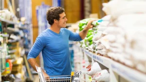 Cliente escolhendo insumos agrícolas em supermecado