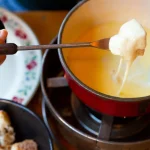 Receitas de fondue opcoes de queijo carne e chocolate para o inverno