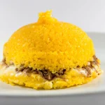 Cuscuz recheado com queijo e carne seca receita para variar o cafe da manha